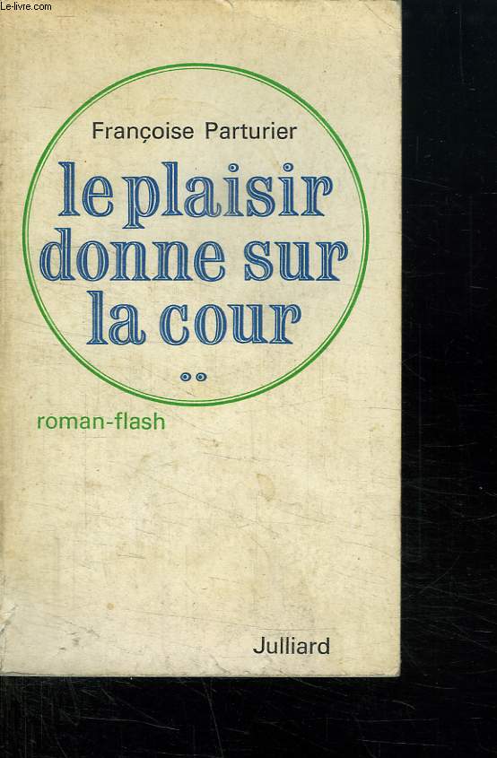 LE PLAISIR DONNE SUR LA COUR...