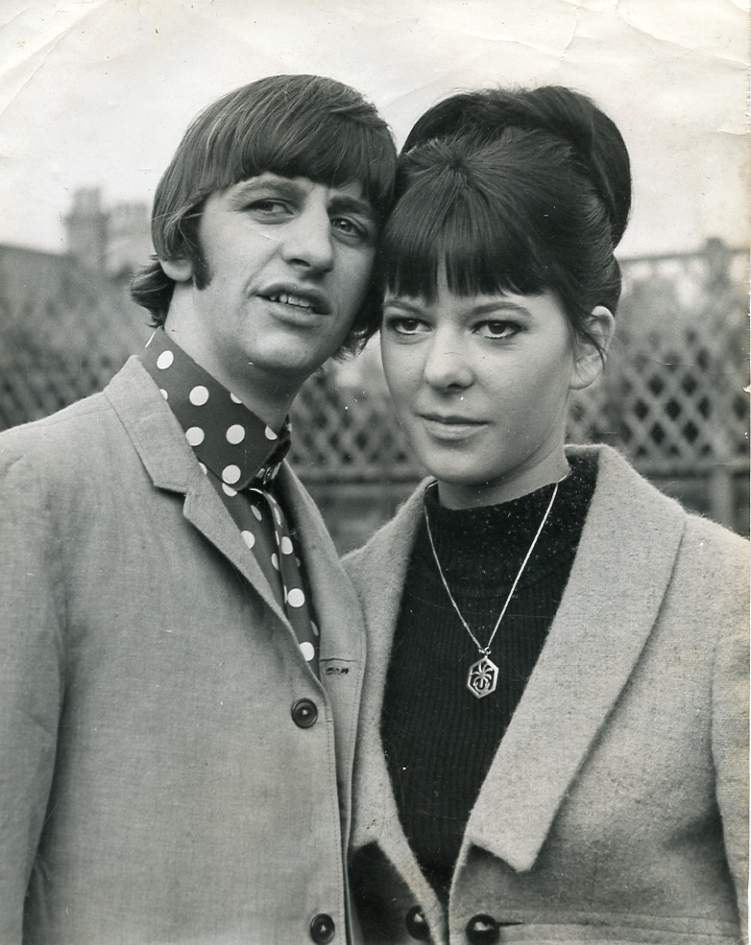 PHOTOGRAPHIE EN NOIR ET BLANC DE RINGO STARR ET MAUD COX EN LUNE DE MIEL A HOVE SUSSEX EN ANGLETERRE