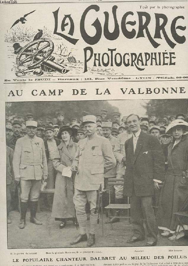 LA GUERRE PHOTOGRAPHIEE N47. AU CAMP DE LA VALBONNE. LE POPULAIRE CHANTEUR DALBERT AU MILIEU DES POILUS