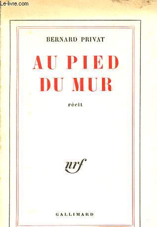 Au pied du mur.