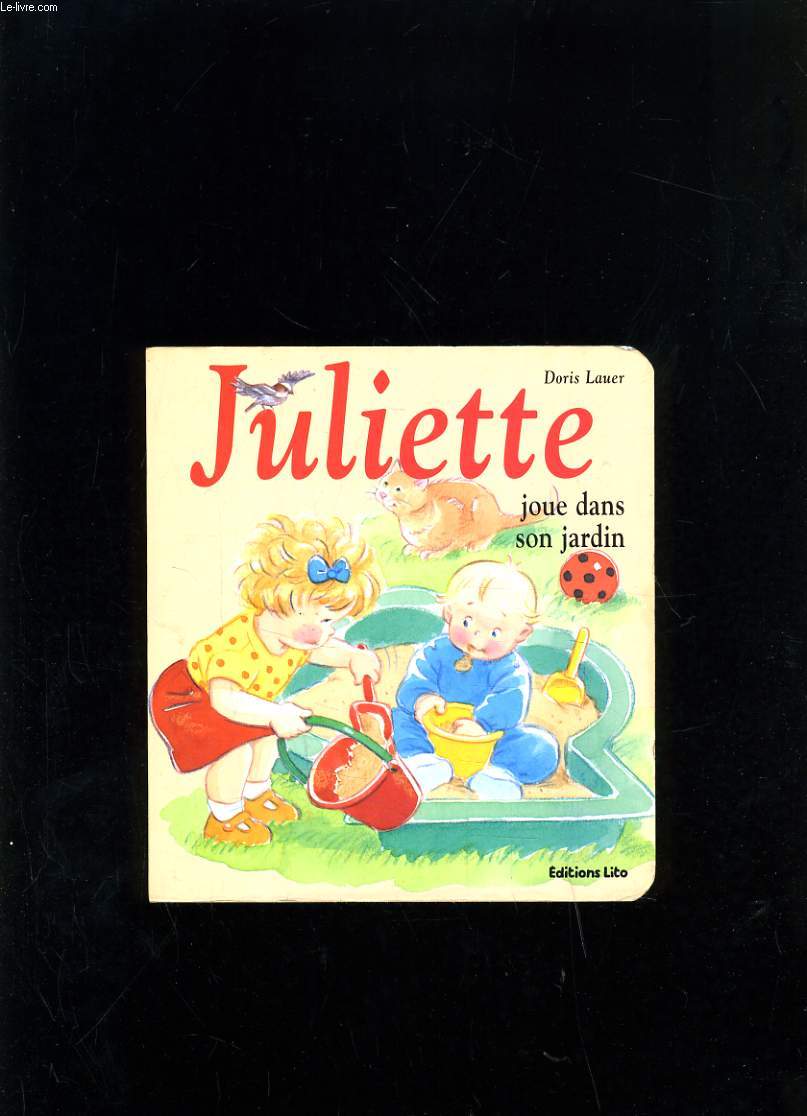 JULIETTE JOUE DANS SON JARDIN