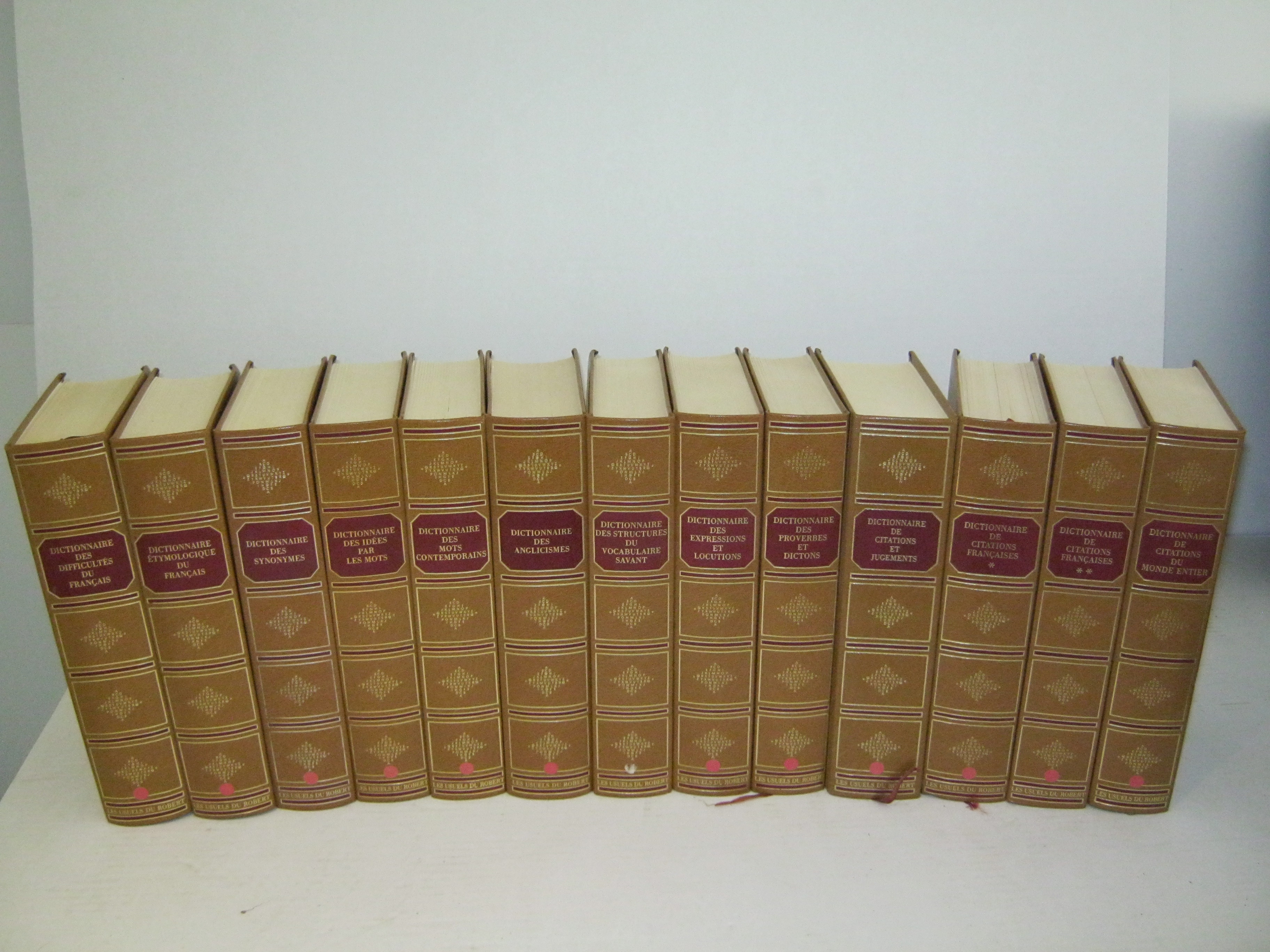 LES USUELS ROBERT EN 13 VOLUMES. 1. Dictionnaire des difficults du franais / 2. Dictionnaire tymologique du franais / 3. Dictionnaire des synonymes / 4. Dictionnaire des ides par les mots / 5. Dictionnaire des mots contemporains / ...