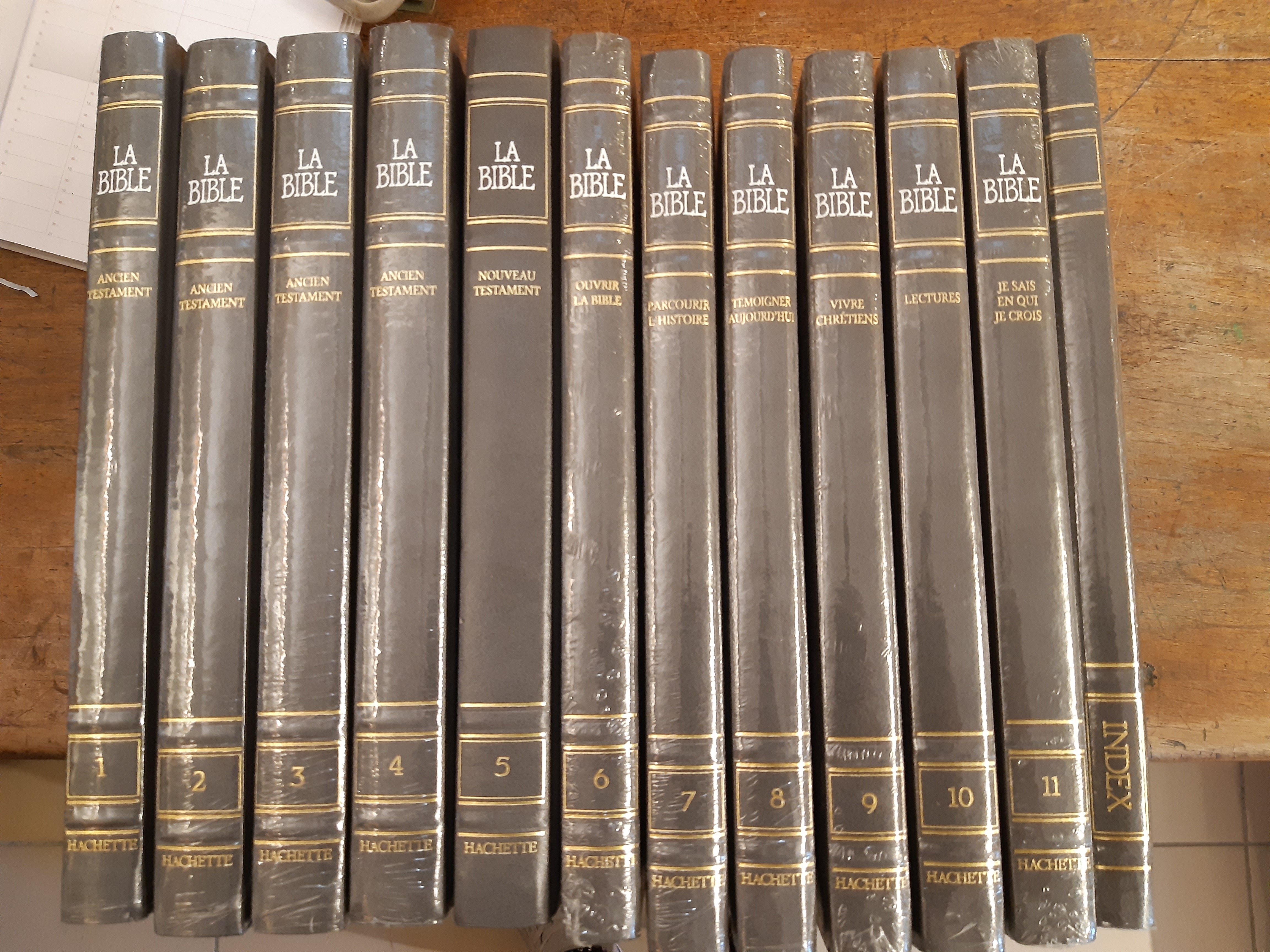 La Bible traduction oecumnique de la Bible en 11 tomes et 1 index.