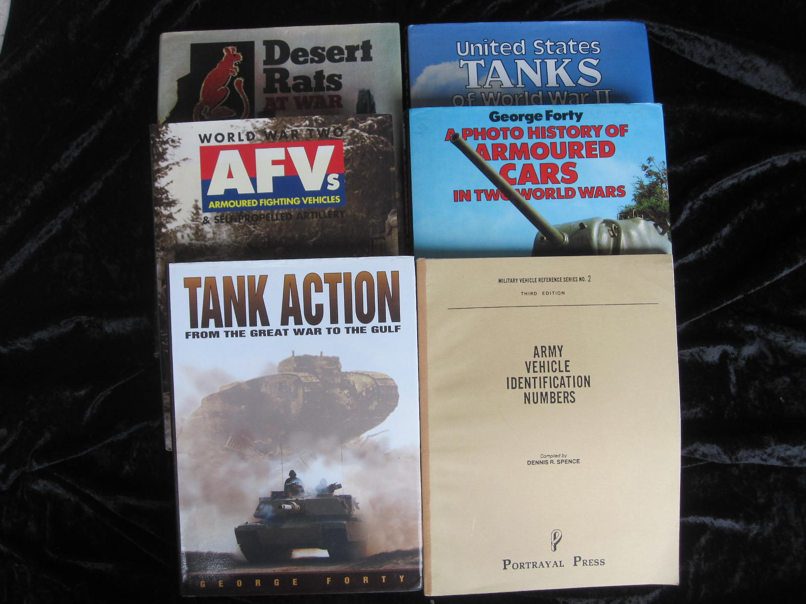 Ensemble de 6 ouvrages en anglais, format in 4. - in Two World Wars. (Blandford, 1984).
