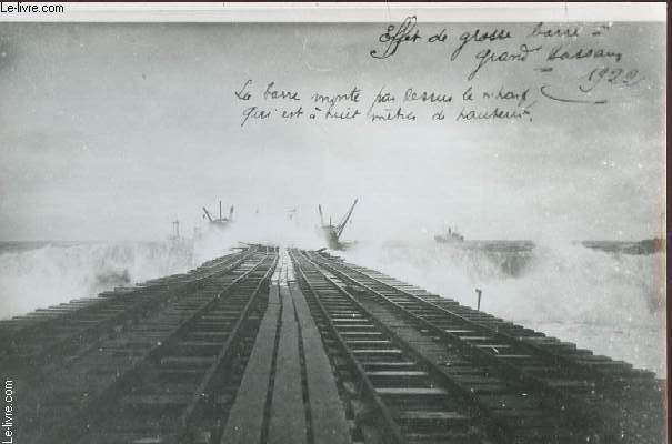 PHOTO ARGENTIQUE / GRAND BASSAM (A L'EST D'ABIDJAN EN COTE D'IVOIRE) - EFFET DE GROSSE BARRE - LA BARRE MONTE PAR DESSUS DE WHARF QUI EST A HUIT METRE DE HAUTEUR - ANNEE 1922.