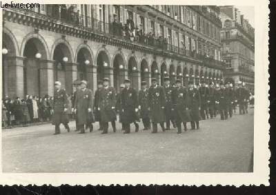 1 PHOTO ARGENTIQUE EN NOIR ET BLANC DE DIMENSION : 7 X 10 Cm : ENTERREMENT DU GENERAL ET MARECHAL DE FRANCE DE LATTRE DE TASSIGNY LE 16 JANVIER 1952 / CORTEGE MILITAIRE DE HAUTS GRADES , PASSAGE RUE DE RIVOLI A PARIS.