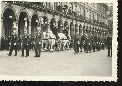 1 PHOTO ARGENTIQUE EN NOIR ET BLANC DE DIMENSION : 7 X 10 Cm : ENTERREMENT DU GENERAL ET MARECHAL DE FRANCE DE LATTRE DE TASSIGNY LE 16 JANVIER 1952 / CORTEGE MILITAIRE AVEC CAVALERIE , PASSAGE RUE DE RIVOLI A PARIS.