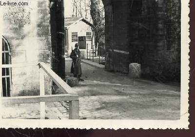 1 PHOTO ARGENTIQUE EN NOIR ET BLANC DENTELLEE - IMENSION : 7 X 10 Cm : ECOLE MILITAIRE MONT VALERIEN - PERIODE NOVEMBRE 1951  AVRIL 1952 : 2e ENTREE - 2e SENTINELLE.