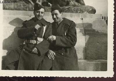 1 PHOTO ARGENTIQUE EN NOIR ET BLANC DENTELLEE - DEUX ELEVES-MILITAIRES POSANT DEVANT UNE STATUE 