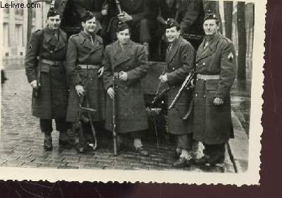 1 PHOTO ARGENTIQUE EN NOIR ET BLANC DENTELLEE - IMENSION : 7 X 10 Cm : ECOLE MILITAIRE MONT VALERIEN - PERIODE NOVEMBRE 1951  AVRIL 1952 : ELEVES-MILITAIRESARMES POSANT DEVANT LE CAMION MILITAIRE DANS UEN RUE.