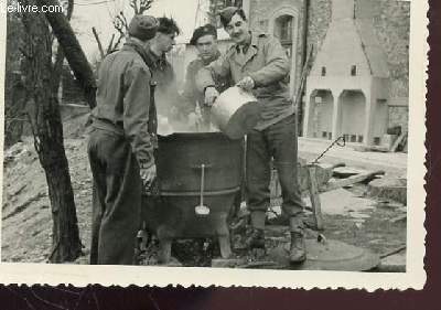 1 PHOTO ARGENTIQUE EN NOIR ET BLANC DENTELLEE - IMENSION : 7 X 10 Cm : ECOLE MILITAIRE MONT VALERIEN - PERIODE NOVEMBRE 1951  AVRIL 1952 : ' MILITAIRES EN PLEINE PREPARATION DU REPAS EN EXTERIEUR.