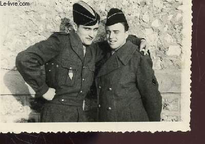 1 PHOTO ARGENTIQUE EN NOIR ET BLANC DENTELLEE - IMENSION : 7 X 10 Cm : ECOLE MILITAIRE MONT VALERIEN - PERIODE NOVEMBRE 1951  AVRIL 1952 : 2 ELEVES-MILITAIRES EN PAUSE ET POSE.