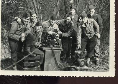 1 PHOTO ARGENTIQUE EN NOIR ET BLANC DENTELLEE - IMENSION : 7 X 7 Cm : ECOLE MILITAIRE MONT VALERIEN - PERIODE NOVEMBRE 1951  AVRIL 1952 : AVEC MATERIEL TELEGRAPHIQUE / 9 ELEVES-MILITAIRES EN EXERCICE EXTERIEUR.