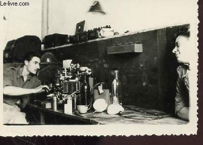 1 PHOTO ARGENTIQUE EN NOIR ET BLANC DENTELLEE - IMENSION : 7 X 7 Cm : ECOLE MILITAIRE MONT VALERIEN - PERIODE NOVEMBRE 1951  AVRIL 1952 : AVEC MATERIEL TELEGRAPHIQUE / 2 ELEVES-MILITAIRES AU POSTE (BUREAU INTERIEUR).