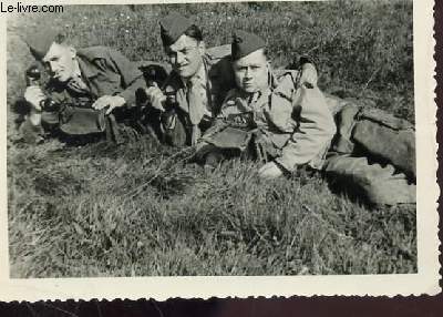 1 PHOTO ARGENTIQUE EN NOIR ET BLANC DENTELLEE - IMENSION : 7 X 7 Cm : ECOLE MILITAIRE MONT VALERIEN - PERIODE NOVEMBRE 1951  AVRIL 1952 : AVEC MATERIEL TELEGRAPHIQUE / 2 ELEVES-MILITAIRES TAPIS DANS L'HERBE EN 