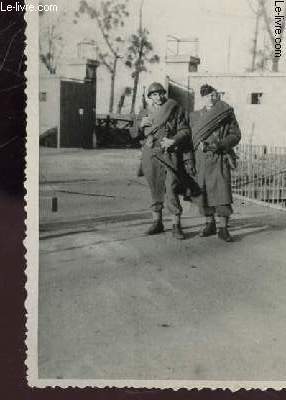 1 PHOTO ARGENTIQUE EN NOIR ET BLANC DENTELEE - IMENSION : 7 X 10 Cm : ECOLE MILITAIRE MONT VALERIEN - PERIODE NOVEMBRE 1951  AVRIL 1952 : 2 ELEVES-MILITAIRES EQUIPES ET ARMES A PUTEAUX : Mrs BRICH ET DUPOUY.