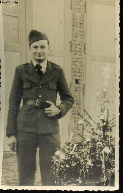 1 PHOTO-CARTE POSTALE EN NOIR ET BLANC DENTELEE - DIMENSION : 8.5 X 13.5 Cm : MILITAIRE ALFRED POULAIN EN DATE DU 27.12.1942.