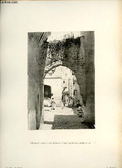 L'Europen  toutes les peines du monde  ne pas se perdre dans le ddale des rues - En Ramadan - Une photogravure en monochrome extraite de la revue mensuelle L'Algrie artistique et pittoresque (vers 1890).