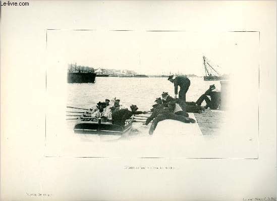 Le canot du bord tait venu les chercher... - Les trois dames de la Kasbah - Une photogravure en monochrome extraite de la revue mensuelle L'Algrie artistique et pittoresque (vers 1890).