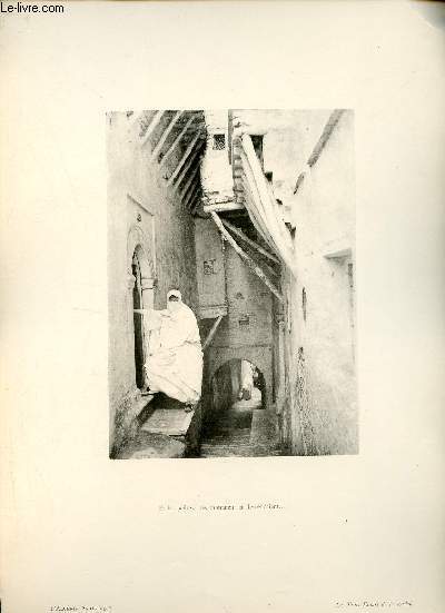 Et les petites rues montaient et descendaient - Les trois dames de la Kasbah - Une photogravure en monochrome extraite de la revue mensuelle L'Algrie artistique et pittoresque (vers 1890).