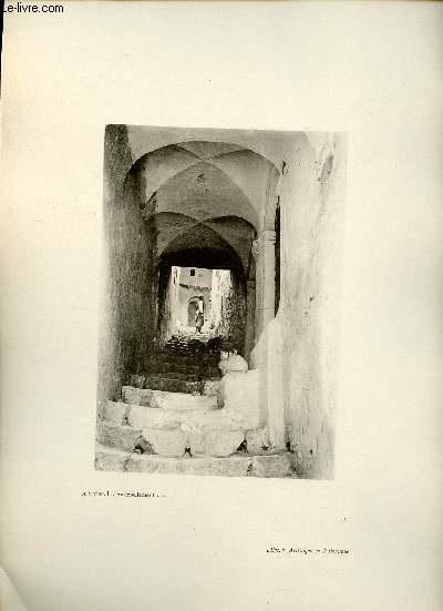 A travers les encorbellements ... Alger - Une photogravure en monochrome extraite de la revue mensuelle L'Algrie artistique et pittoresque (vers 1890).