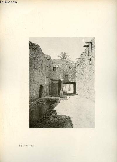 Rue du Vieux Biskra - Une photogravure en monochrome extraite de la revue mensuelle L'Algrie artistique et pittoresque (vers 1890).