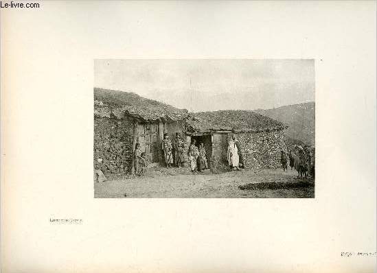 Habitation Kabyle - Une photogravure en monochrome extraite de la revue mensuelle L'Algrie artistique et pittoresque (vers 1890).