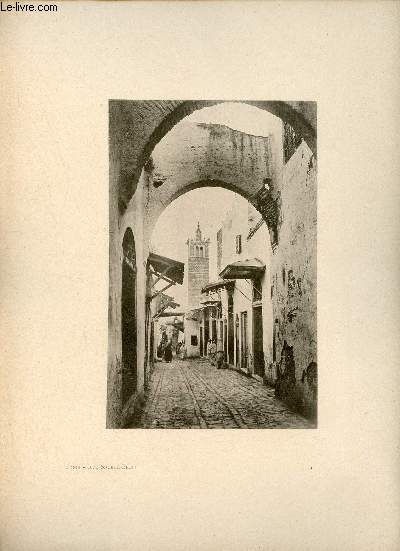 Tunis - Rue Souk-El-Belat - Une photogravure en monochrome extraite de la revue mensuelle 'Algrie artistique et pittoresque (vers 1890).