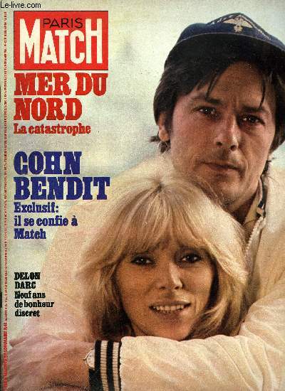 PARIS MATCH N 1458 - Alain Delon et Mireille Darc : que c'est beau Venise, Charlie Chaplin : les 88 ans du patriarche, Michel Tournier : crivain il prfre la photographique, Dalila : une nouvelle source de revenus pour Cinecitta, Jean Pierre Richard