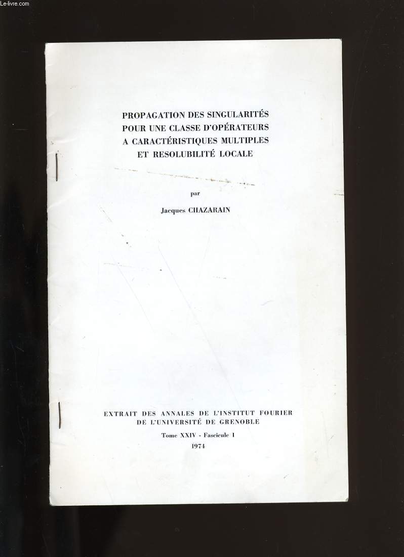 PROPAGATION DES SINGULARITES POUR UNE CLASSE D'OPERATEURS A CARACTERISTIQUES MULTIPLES ET RESOLUBILITE LOCALE.