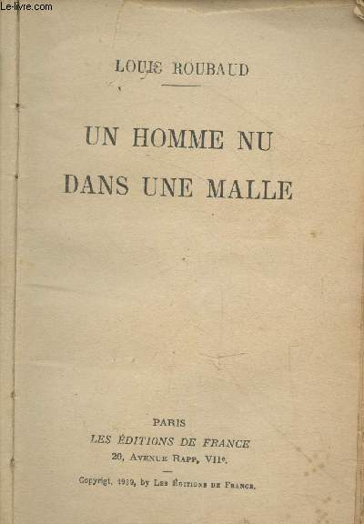 Un homme nu dans une malle