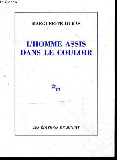 L'homme assis dans le couloir