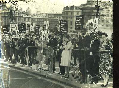 1 PHOTO ANCIENNE SITUEE - MANIFESTATION CONTRE L'AFRIQUE DU SUD