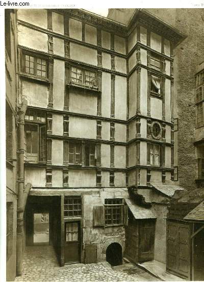 1 GRAVURE EN NOIR ET BLANC DE L'HOTEL DE LA MOUSSAYE, FACADE SUR LA COUR - RENNES