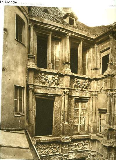 1 GRAVURE EN NOIR ET BLANC DE L'HOTEL DE ROCHEFORT, FACADE SUR LA COUR (PARTIE HAUTE) - DIJON