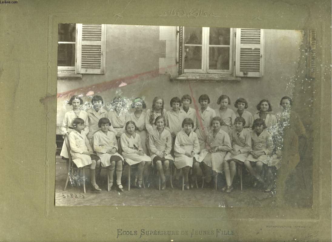 1 PHOTO ANCIENNE EN NOIR ET BLANC - ECOLE SUPERIEURE DE JEUNES FILLE MONTLUCON 1932 - 1933