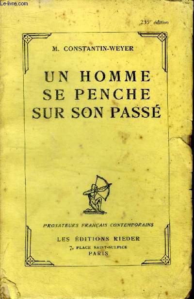 Un homme se penche sur son pass