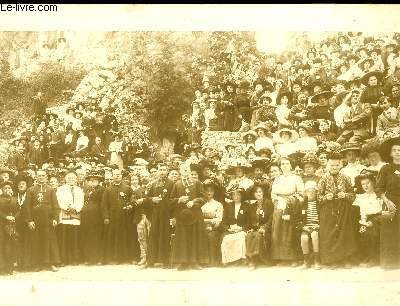 Photographie ancienne originale albumine (31 x 63 cm), d'une runion de personnes. Photographie prise au pied d'un mont rocheux. Costumes religieux.