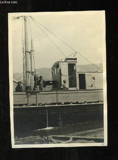 1 Photographie originale en noir et blanc, d'une famille  bord d'un bateau de pche ( Provenant des Archives d'un Armateur de Pche  la Morue de Bgles (Gironde - 33)).