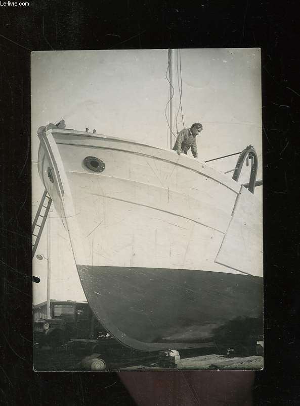 1 Photographie originale en noir et blanc, de la coque-avant d'un bateau, en atelier de peinture ( Provenant des Archives d'un Armateur de Pche  la Morue de Bgles (Gironde - 33)).