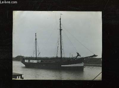 1 Photographie originale en noir et blanc, d'un bateau à 2 mâts ( Provenant des Archives d'un Armateur de Pêche à la Morue de Bègles (Gironde - 33)).