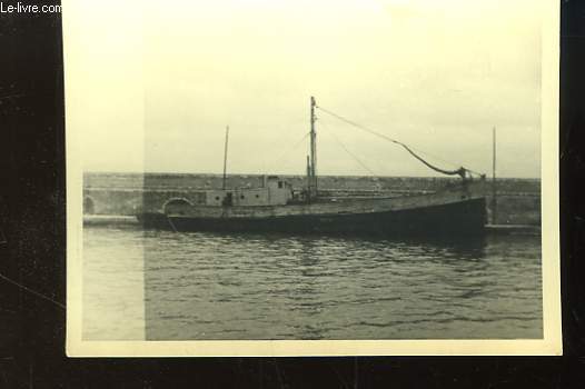1 Photographie originale en noir et blanc, d'un bateau de pche, avec coque en bois use,  quai ( Provenant des Archives d'un Armateur de Pche  la Morue de Bgles (Gironde - 33)).