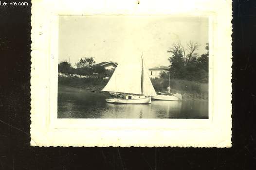 1 Photographie originale en noir et blanc, d'une barque avec un mt  2 voiles ( Provenant des Archives d'un Armateur de Pche  la Morue de Bgles (Gironde - 33)).