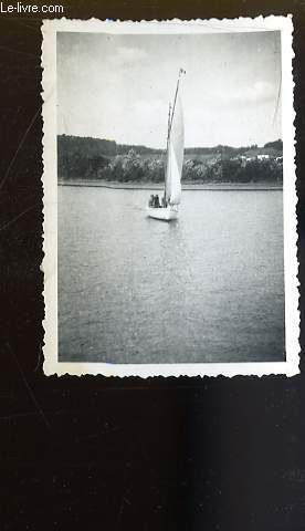 1 Photographie originale en noir et blanc, d'une embarcation  2 voiles la 