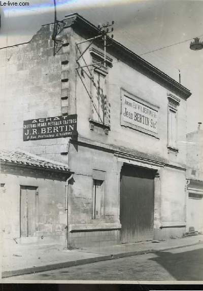 Photographie originale argentique de la devanture des Anciens Etablissements V.A. Bertin & Fils - Jean Bertin Successeur  Libourne (33). Achat de chiffons, peaux, mteaux, tartres.