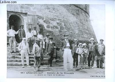 Reproduction photographique d'une carte postale : La Relve au Phare de Cordouan, en Charente-Infrieure - Entre de la Gironde.