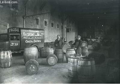 Une reproduction photographique d'un Fourgon des Etablissements Knaebel J., ses fils & Cie (Auch et Tarbes), dbitants de vin.
