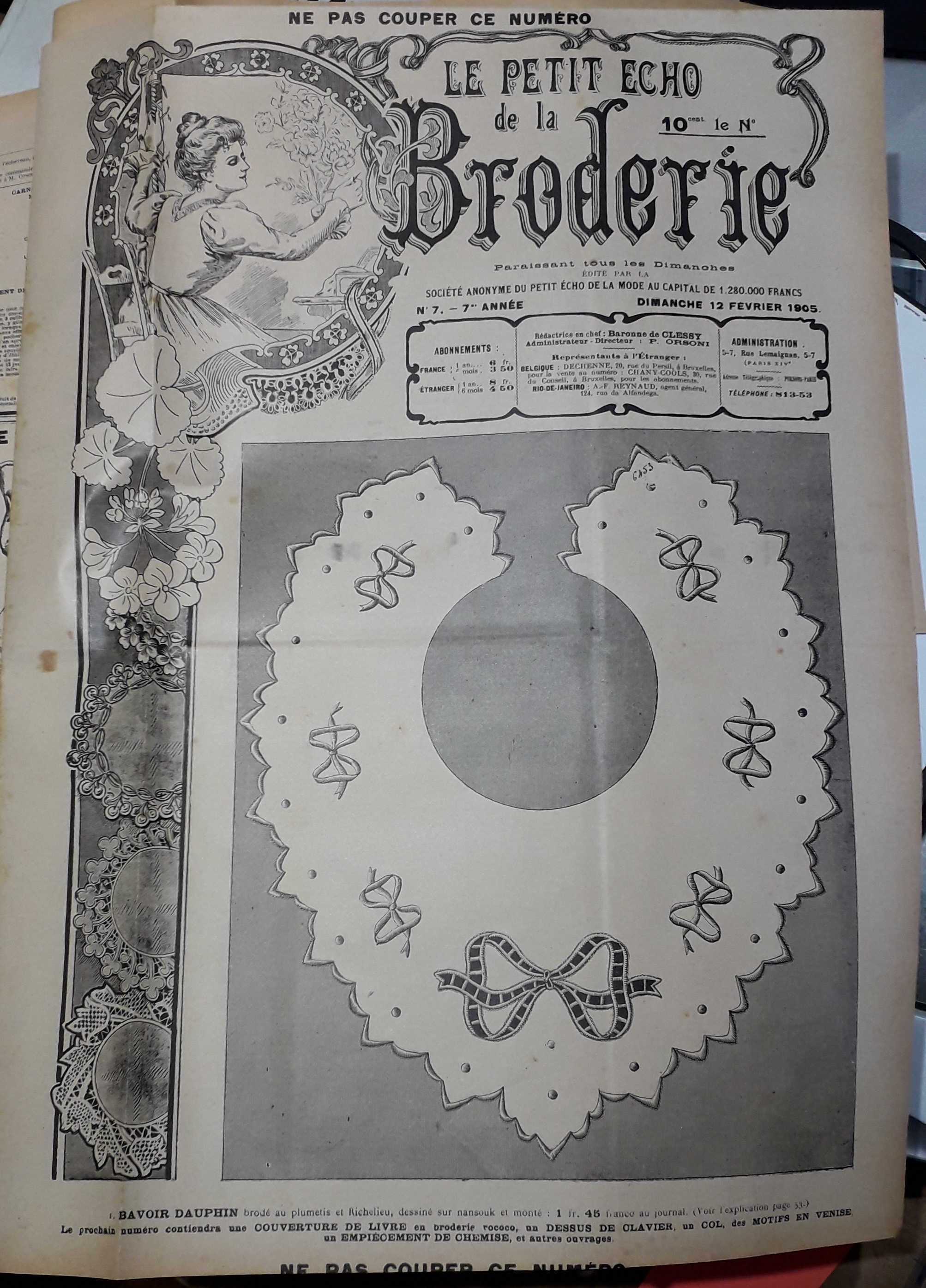 Le Petit Echo de la Broderie, 7e anne, n7 (12 fvrier 1905) : Bavoir Louis XV en plumetis / Empicement de chemise au plumetis avec le pantalon assorti / Riche coussin Louis XVI en broderie rococo sur satin /...