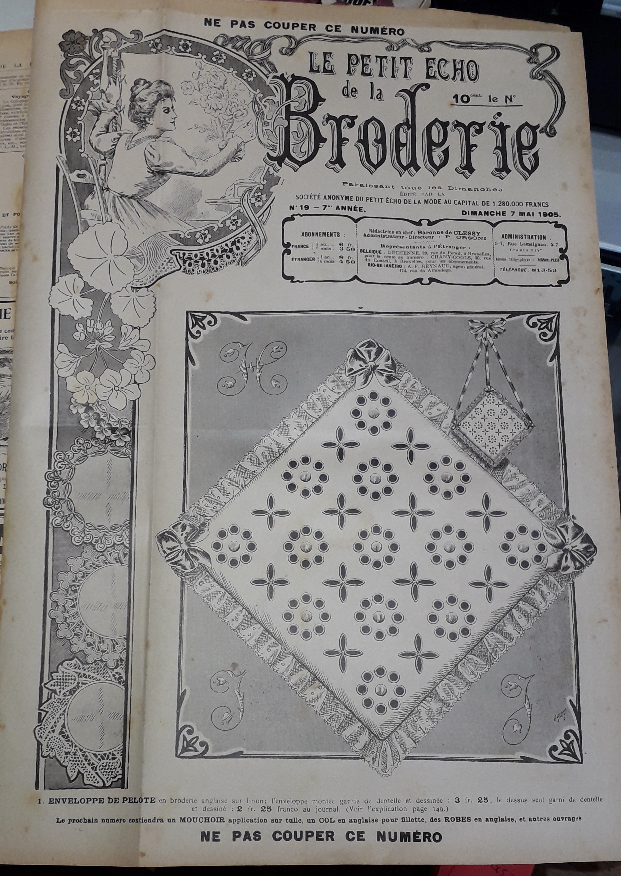 Le Petit Echo de la Broderie, 7e anne, n19 (7 mai 1905) : Centre de table Louis XV / Mouchoirs / Alphabet anglaise au plumetis pour mouchoir /...