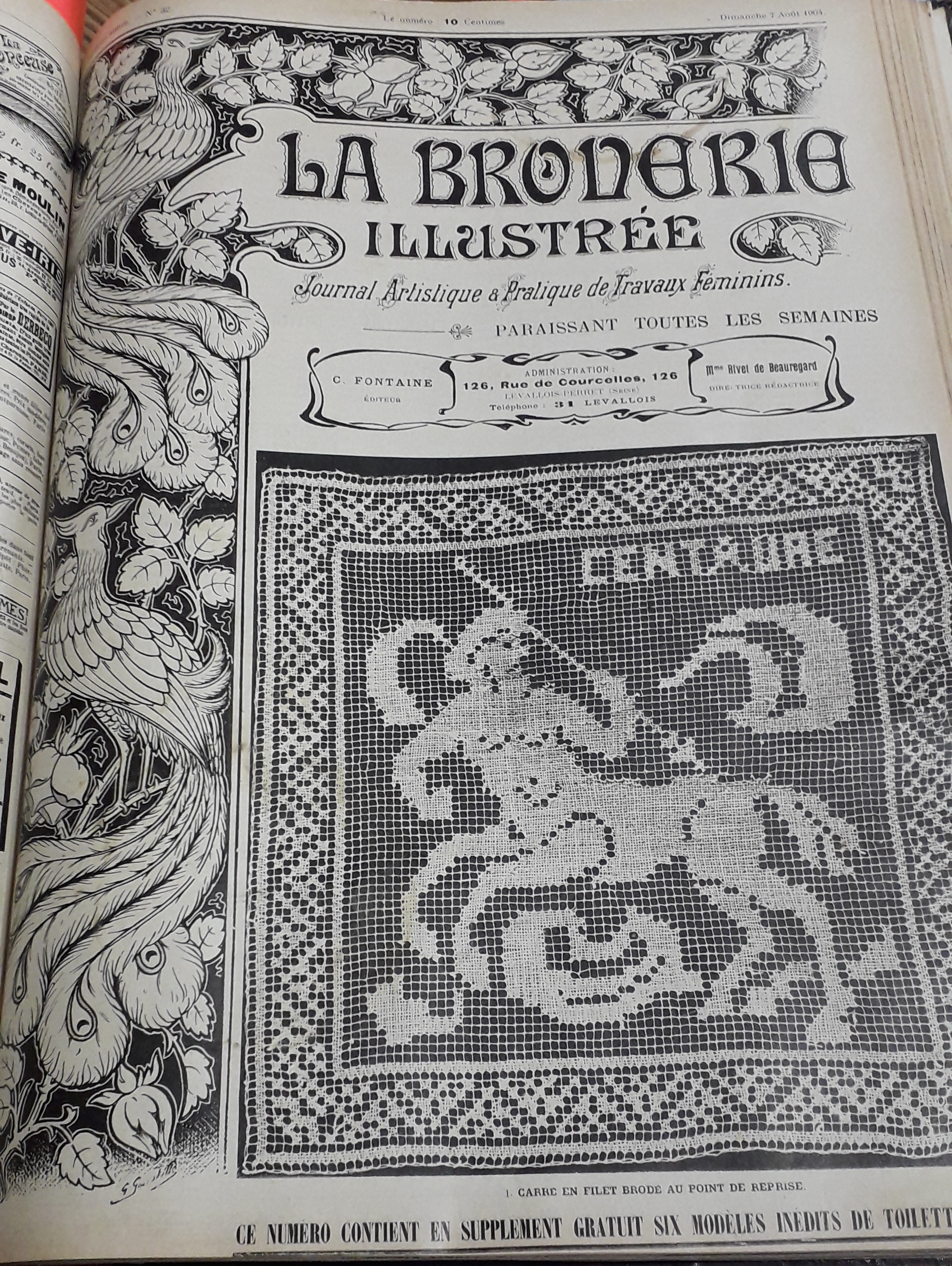 La Broderie Illustre - Journal artistique et pratique de travaux fminins, 7e anne, n32 (7 aot 1904) : Carr en filet brod au point de reprise / Napperon ou nappe  th en toile trs fine, orne de broderie au point crois / ...